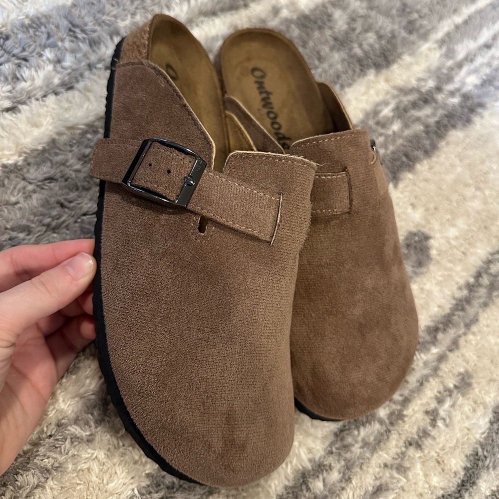 Women’s clog shoes
